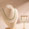 Conjunto de collar y pulsera dorados con cuentas verdes en soporte de joyería - Juego de Joyas de Cuentas Verdes (23120-2-green)