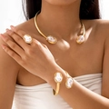 Barockes Perlen Schmuckset mit goldener Halskette Armband und Ring in Hammerschlag-Optik - Goldene Barock Weiße Perlen Halskette Armband und Ring Set