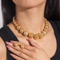 Dettaglio della collana a grandi sfere dorate e orecchini a lobo coordinati - Stile Collana a Sfere Scalate E Orecchini a Bottone (28922-G)