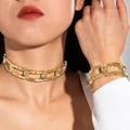 Dettaglio della collana girocollo a catena d'oro e bracciale coordinato da donna - Stile Collana a Catena Grossa E Bracciale (28816-suit-G)