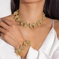 Dettaglio del set collana e bracciale con fiocco dorato su modella in seta - Stile Collana con Fiocco E Bracciale (28243-suit-G)