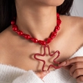 Collana di perle barocche rosse con grande ciondolo a stella cava indossata dal modello - Stile Stella Perla Rossa (28941-red)