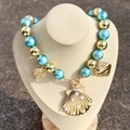 Détail du collier de perles avec pendentif coquillage doré et fermoir à bascule OT chic - Style Océan Bleu Ciel (29040-blue)