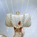 Elegante borsa da sera in raso avorio plissettato con manico e chiusura in perle - Albicocca