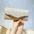 Elegante pochette da sera champagne dorata con bordo in metallo a forma di V - Oro