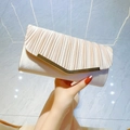 Elegante pochette in raso champagne con texture a pieghe e finiture in metallo dorato - Albicocca