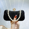 Elegante pochette da sera in raso nero a pieghe con manico di perle per cerimonie - Nero