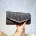 Pochette da sera nera a pieghe con paillettes e finiture in metallo a V per donna - Nero (Hardware Dorato)