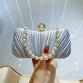 Elegante borsa da sera in raso argento a pieghe con manico rotondo in perle - Argento