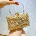 Luxuriöse goldene Abendtasche mit Blumenstickerei und glitzernden Strasssteinen - Gold