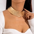 Retro goldene breite Choker Kette mit Hammerschlag Textur im geometrischen Boho-Stil - Goldener Gehämmerter Stil (28932-G)