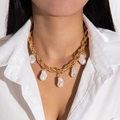 Collana a catena d'oro grossa con cinque ciondoli di perle barocche su modella - Stile Perla Barocca a Catena Grossa Intrecciata Oro (28826-g) / Oro