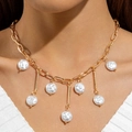 Collana a catena dorata con pendenti di perle e barre di metallo indossata da una modella - Stile Perla con Barra di Metallo e Catena a Graffetta Oro (30920-nek-G-EP) / Oro