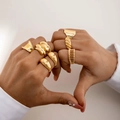 Set aus goldenen Hohlringen mit Hammerschlag- und Twist-Struktur, auf Händen getragen - 7er-Set - Gold (29060-G)