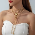 Detalle de collar de capas doradas con cadena de cuentas y colgante de corazón - Collar apilable de tres capas con colgante de corazón dorado (30725-nek-G-1-EP)