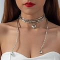 Detalle de un collar multicapa plateado con colgante de corazón y cuentas en una modelo - Collar de cuenta cuadrada multicapa de corazón plateado (30725-nek-S-4-EP)