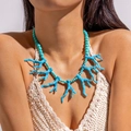 Bohemian Türkis Korallenkette mit blauen Perlen an einem weiblichen Model - Türkisblau