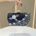 Elegante borsa da sera nera con fiore 3D e dettagli in strass e cristalli lucidi - Nero
