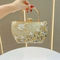 Borsa da sera dorata con fiori 3D bianchi, perle e manico rotondo in metallo - Oro