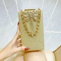 Clutch in paillettes dorate con farfalla di strass e catena in metallo a maglie larghe - Oro