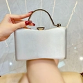 Elegante witte satijnen avondtas met gouden metalen handvat en edelsteen sluiting - Wit