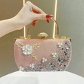 Pochette de soirée rose à paillettes avec fleurs blanches et perles à la main - Or rose