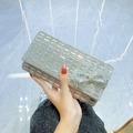 Clutch da sera rettangolare con strass argentati e un fiocco decorato con cristalli - Argento