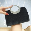 Bolso de noche plisado negro con asa metálica redonda y detalles de pedrería brillante - Negro