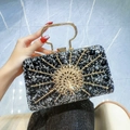 Elegante pochette da sera a pavone con strass neri e manico in metallo oro - Nero