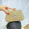 Plissierte champagnerfarbene Abendtasche mit funkelnder Strass-Brosche und Verschluss - Gold