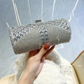Pochette da sera cilindrica argento con strass scintillanti e motivi in cristallo - Argento