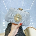 Silberne Falten-Abendtasche mit Sonnenblumen-Strass und goldenem Verschluss - Silber