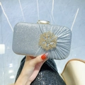 Elegante bolso de mano plateado con purpurina, flor de cristal y cierre dorado - Plateado