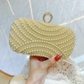 Elegante bolso de noche de perlas blancas con asa de anillo de diamantes y acabado dorado - Dorado