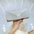 Elegante borsa da sera argento scintillante con design a pieghe e finitura lucida - Argento