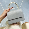 Bolso de noche plateado brillante con asa de perlas elegante y cierre de solapa - Plateado