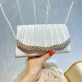 Pochette de soirée en satin argenté avec plis élégants et strass brillants pour fêtes - Blanc