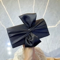 Elegante schwarze Abendtasche aus Satin mit großer Schleife für formelle Anlässe - Schwarz