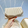 Elegante champagnerfarbene Abend-Clutch mit Samtplissee und Strassbesatz für Damen - Aprikose