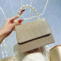 Bolso de noche dorado brillante con un asa de lujo de perlas blancas artificiales - Albaricoque