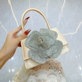 Elegante champagnerfarbene Satin-Abendtasche mit einer großen, glitzernden Strassblume - Gold