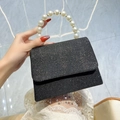Elegante bolso de noche negro con purpurina y un asa de perlas blancas de lujo - Negro