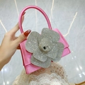 Mini-Handtasche aus rosa Satin mit luxuriöser, übergroßer Strass-Blumendekoration am Griff - Rosarot