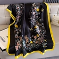 Dettaglio di un foulard di seta floreale con tulipani vivaci su tessuto nero pregiato - Nero (F-443)