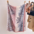Elegante sciarpa in seta rosa e bianca con stampe botaniche per la protezione solare - Motivo Floreale Botanico (SA-2) / Rosa