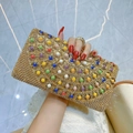 Bolso de fiesta dorado con pedrería brillante y adornos de gemas multicolores - Dorado