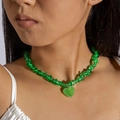 Collar de cuentas verdes con colgante de corazón brillante en el cuello de una modelo - Cadena de cuentas de piedra triturada con colgante de corazón(28651-green)