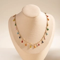 Collana dorata chic con vari ciondoli a goccia in smalto colorato su supporto modello - Pendaglio a Goccia d'Acqua Multicolore (28772-1)