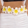Modische Plumeria-Taillenkette mit weißen Blütenblättern und Perlenakzenten - Sommer Plumeria Stil-1 (28680-G-1)
