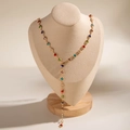 Dettaglio di una collana a Y dorata con ciondoli a cuore colorati ed eleganti nappe - Pendaglio a Cuore Colorato a Forma di Y (28772-2)